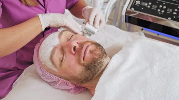 Homem Meia Idade Recebendo Tratamento Facial Micro Atual Salão Spa — Vídeo de Stock