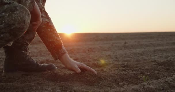 Farmář Drží Při Západu Slunce Zem Rukou Mužské Ruce Dotýkají — Stock video