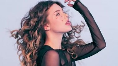 Moda modeli bir fotoğraf stüdyosunda çekilir. Stüdyoda poz veren güzel bir model, parlak ışıklar. Rüzgarda savrulan uzun saçlı güzel bir genç kadın. Saç üfleyen kız. Gerçek zaman.. 