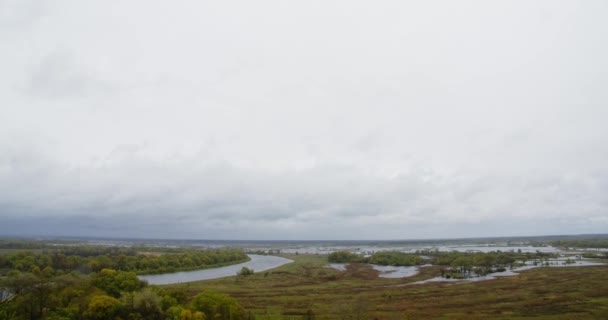 Piękny Widok Krajobraz Meandrem Rzeki Deszczowy Pochmurny Dzień Widok Góry — Wideo stockowe