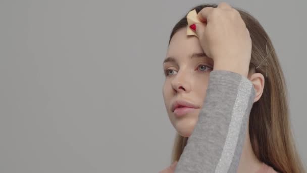 Maquiagem Artista Estilista Aplica Fundação Usando Esponja Molhada Para Rosto — Vídeo de Stock