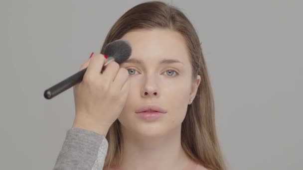 Maquiador Estilista Aplica Sombra Sombras Pálpebras Modelo Feminino Visagiste Que — Vídeo de Stock