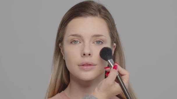 Makeup Καλλιτέχνης Στυλίστας Εφαρμόζει Σκιά Ματιών Σκόνη Σκιές Για Βλέφαρα — Αρχείο Βίντεο