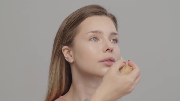 Makeup Artist Eller Stylist Applicerar Foundation Med Våt Svamp Ansiktet — Stockvideo