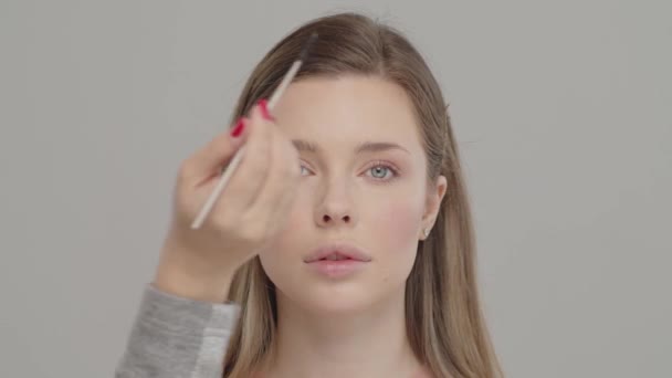Applicera Mascaran Fransarna Make Artist Skönhetsstudio Gör Makeup För Vacker — Stockvideo