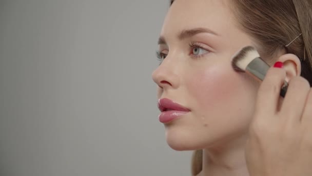 Artista Maquillaje Estilista Aplica Sombra Ojos Polvo Sombras Los Párpados — Vídeos de Stock