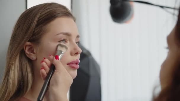 Makeup Καλλιτέχνης Στυλίστας Εφαρμόζει Σκιά Ματιών Σκόνη Σκιές Για Βλέφαρα — Αρχείο Βίντεο