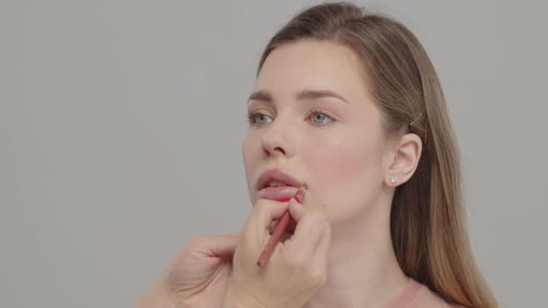 Truccatore Stilista Applica Rossetto Alle Labbra Del Modello Femminile Visagiste — Video Stock