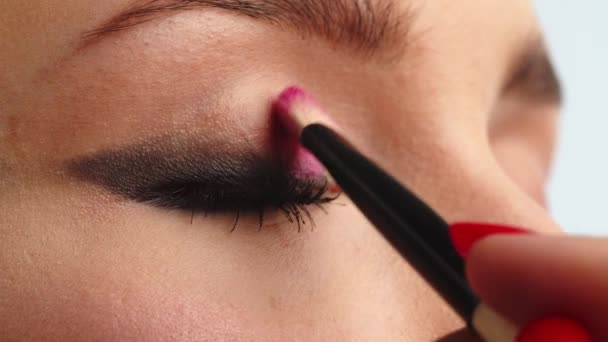 Make Artist Applicerar Rosa Färg Makeup Övre Ögonlocket Närbild Makeup — Stockvideo
