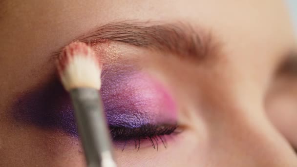 Μακιγιέρ Εφαρμόζει Μακιγιάζ Στο Άνω Βλέφαρο Κοντινό Πλάνο Makeup Καλλιτέχνης — Αρχείο Βίντεο