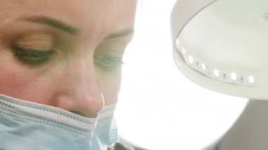 Manikürcü kırmızı jel cilasıyla oje sürüyor. Tırnak cilası başvurusu. Manikürlü kırmızı tırnaklar. Manikür servisinin 4k yavaş çekim görüntüsü.