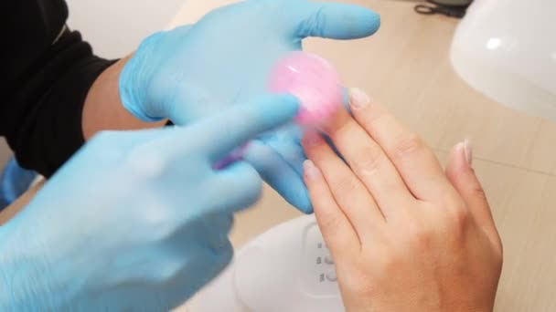 Manicure Verwijdert Acrylstof Uit Hand Het Afsnijden Van Oude Acrylnagels — Stockvideo