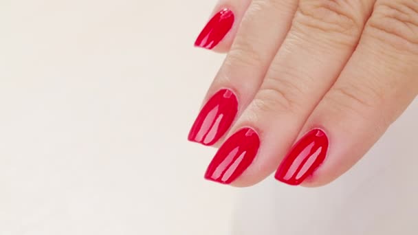 赤い色のファッショナブルなマニキュアと女性の手の4K動画 女は赤いマニキュアを塗った爪を見せて閉じました 爪の美しさ 古典的な赤マニキュア — ストック動画