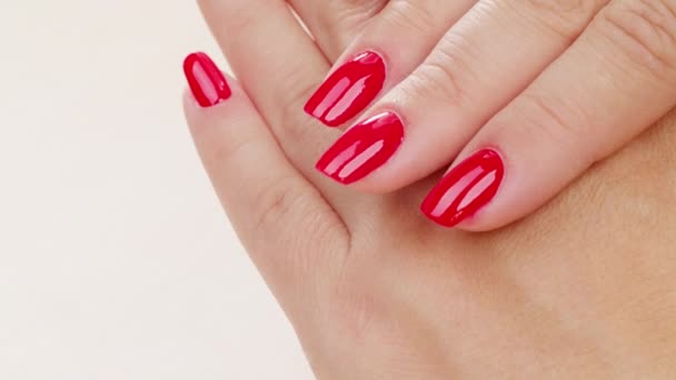 4K视频女性的手与时髦的指甲红色的颜色 女人展示她新的红色指甲 指甲的美丽 经典的红色指甲 — 图库视频影像