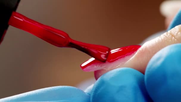 Manikiurzystka Maluje Paznokcie Czerwonym Lakierem Żelowym Nakładanie Lakieru Paznokcie Zastosowanie — Wideo stockowe