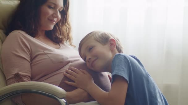 Niño Abraza Barriga Embarazada Madre Feliz Hijo Acaricia Vientre Grande — Vídeos de Stock