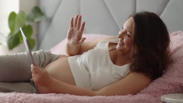 Mulher Grávida Feliz Esperando Bebê Deitado Sofá Com Tablet Casa — Vídeo de Stock