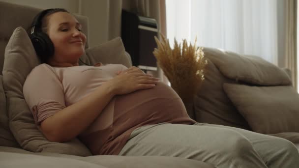 Mujer Embarazada Adulta Escucha Música Con Auriculares Feliz Embarazada Esperando — Vídeo de stock