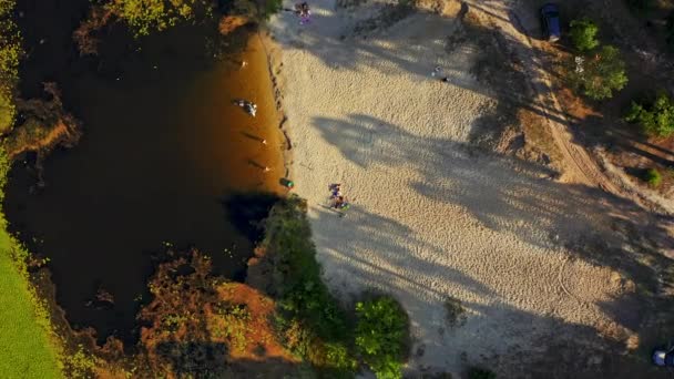 Drone Declina Sobre Familia Relajante Una Playa Arena Río Viejo — Vídeos de Stock