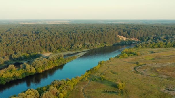 Luftaufnahme Über Einer Wunderschönen Landschaft Mit Einem Fluss Bei Sonnenuntergang — Stockvideo