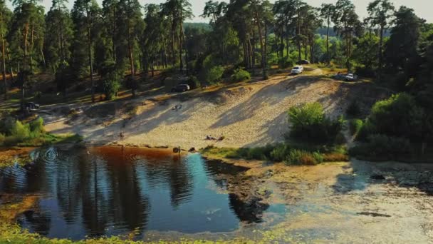 Drone Volando Sobre Gente Relajante Una Playa Arena Río Viejo — Vídeos de Stock