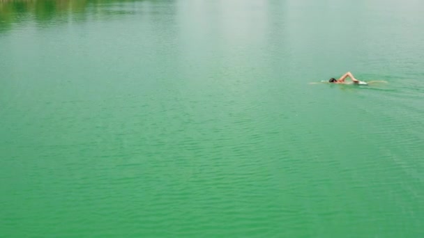 선수는 바다에서 수영을 바다에서 수영하고 아름다운 아삭아삭 마시고 있습니다 강에서 — 비디오