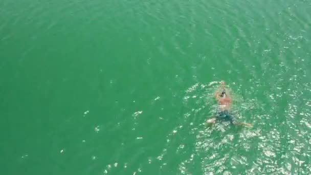 Nadador Profesional Nada Pecho Aguas Abiertas Joven Nadando Mar Agua — Vídeo de stock