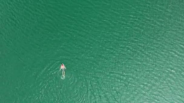 Vista Aérea Niño Nadando Mar Niño Feliz Relajándose Agua Durante — Vídeo de stock