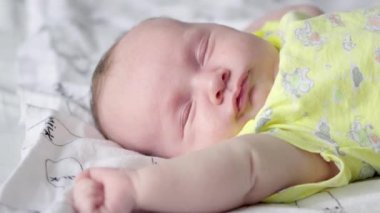 Küçük bir bebeğin sabah uyandığı ve aktif olduğu bir video. Güneşli bir günde tatlı bir bebek enerjik oluyor. Bebek bakışı. Kafkasyalı bir bebeğin videosu. Sinematik çekim video görüntüleri.