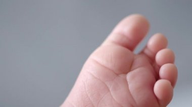 Bebek ayağı makro pozu. Bebeklerin ayağına yaklaş. Küçük çocukların küçük parmakları ve küçük sevimli tırnaklarının videosu.. 