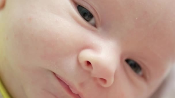 Video Ett Litet Barn Som Aktivt Morgonen Söta Spädbarn Att — Stockvideo