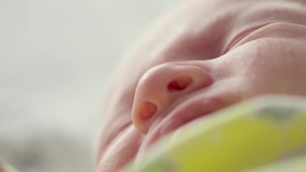 Primer Plano Del Llanto Infantil Vídeo Pequeño Bebé Caucásico Gritando — Vídeos de Stock