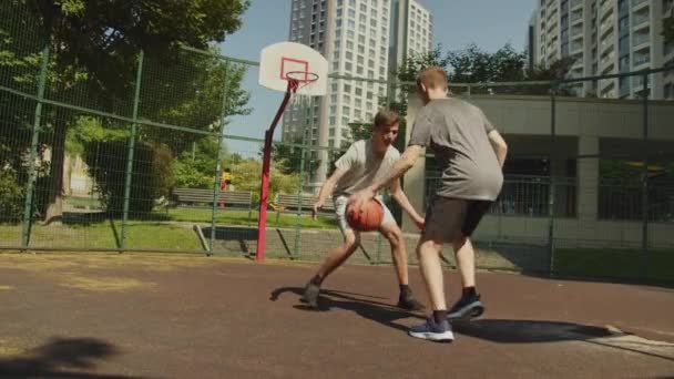 Wideo Ludzi Grających Koszykówkę Uliczną Ciepły Letni Dzień Nagranie Dwóch — Wideo stockowe