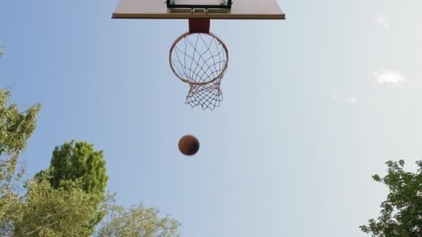 Basquetebol Voar Para Basquetebol Filmagem Uma Bola Voando Cesto Vídeo — Vídeo de Stock