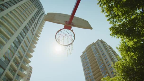 Basquetebol Voar Para Basquetebol Filmagem Uma Bola Voando Cesto Vídeo — Vídeo de Stock