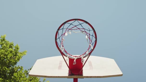 Basketball Fliegt Den Basketballkorb Aufnahme Eines Balls Der Den Korb — Stockvideo