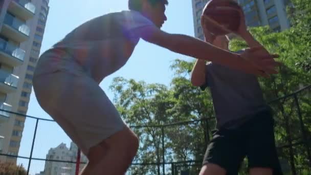 Vídeo Pessoas Jogando Basquete Rua Durante Dia Quente Verão Dois — Vídeo de Stock