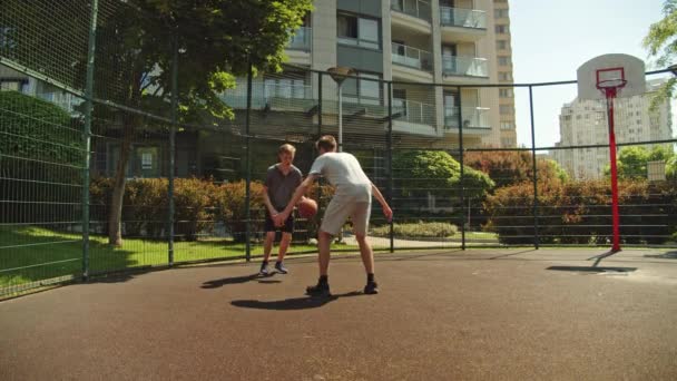 Mensen Die Straatbasketbal Spelen Tijdens Een Warme Zomerdag Twee Tieners — Stockvideo