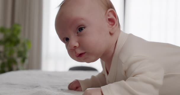 Ett Litet Friskt Barn Som Aktivt Morgonen Söta Spädbarn Att — Stockvideo