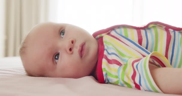 Відео Маленька Дитина Вранці Активно Працює Вдома Миле Немовля Дуже — стокове відео