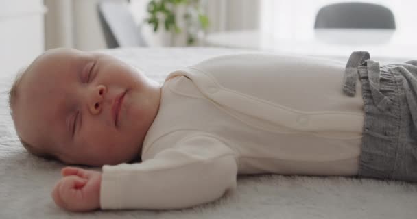 健康な幼児は家で寝ている 美しい小さな赤ん坊の睡眠 幼児の睡眠のクローズアップ 小さな白人の赤ん坊の休憩のマクロショット 昼寝中の子供のショット 午後の昼寝 — ストック動画
