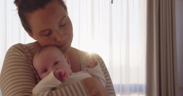 Fiatal Anya Csecsemővel Anya Mosolyog Miközben Kisfiát Öleli Anya Hordozza — Stock videók