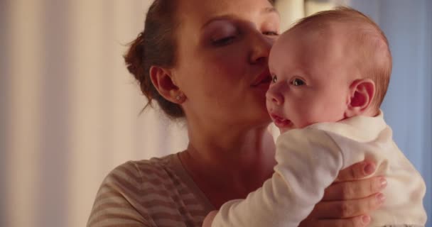 Bebekli Genç Bir Anne Kucağında Bebeğiyle Gülümseyen Bir Anne Anne — Stok video