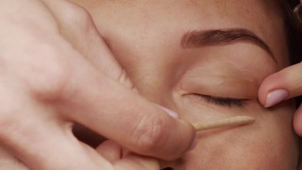 Vrouw Gezicht Moderne Wimper Lamineren Procedure Een Professionele Schoonheidssalon Master — Stockvideo