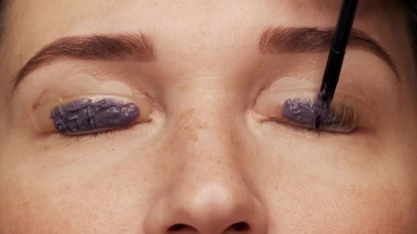 Usta Kirpik Kıvırma Prosedüründen Önce Özel Yapıştırıcı Sürerek Kapatır Güzellik — Stok video