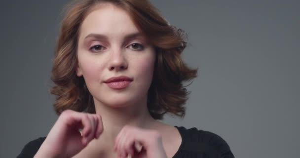Rapariga Atirar Cabelo Movimento Lento Filmagem Cinematográfica Uma Mulher Atraente — Vídeo de Stock