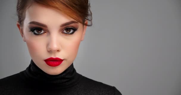 Mulher Bonita Com Maquiagem Profissional Brilhante Imagens Cinematográficas Perto Uma — Vídeo de Stock
