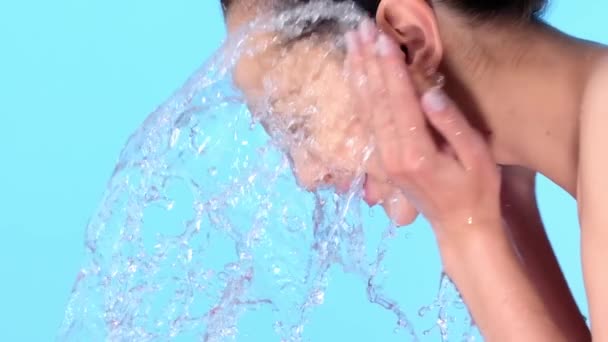 Mujer Lavándose Cara Limpia Con Agua Chica Adulta Joven Está — Vídeo de stock