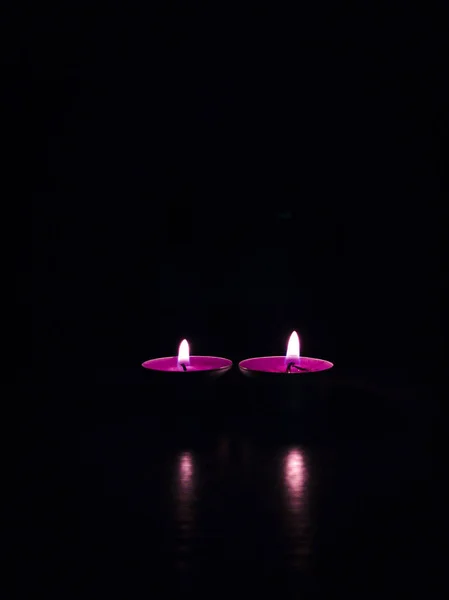 Twee Kaarsen Een Zwarte Achtergrond Bovenaanzicht — Stockfoto