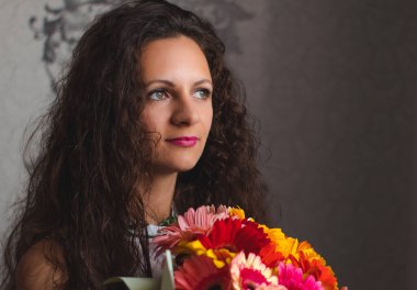 Kıvırcık saçlı bir kızın portresi.